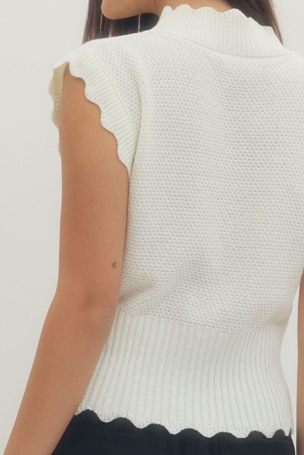 Entro - Scallop Trim Ribbed Waist Top / OFF WHITE