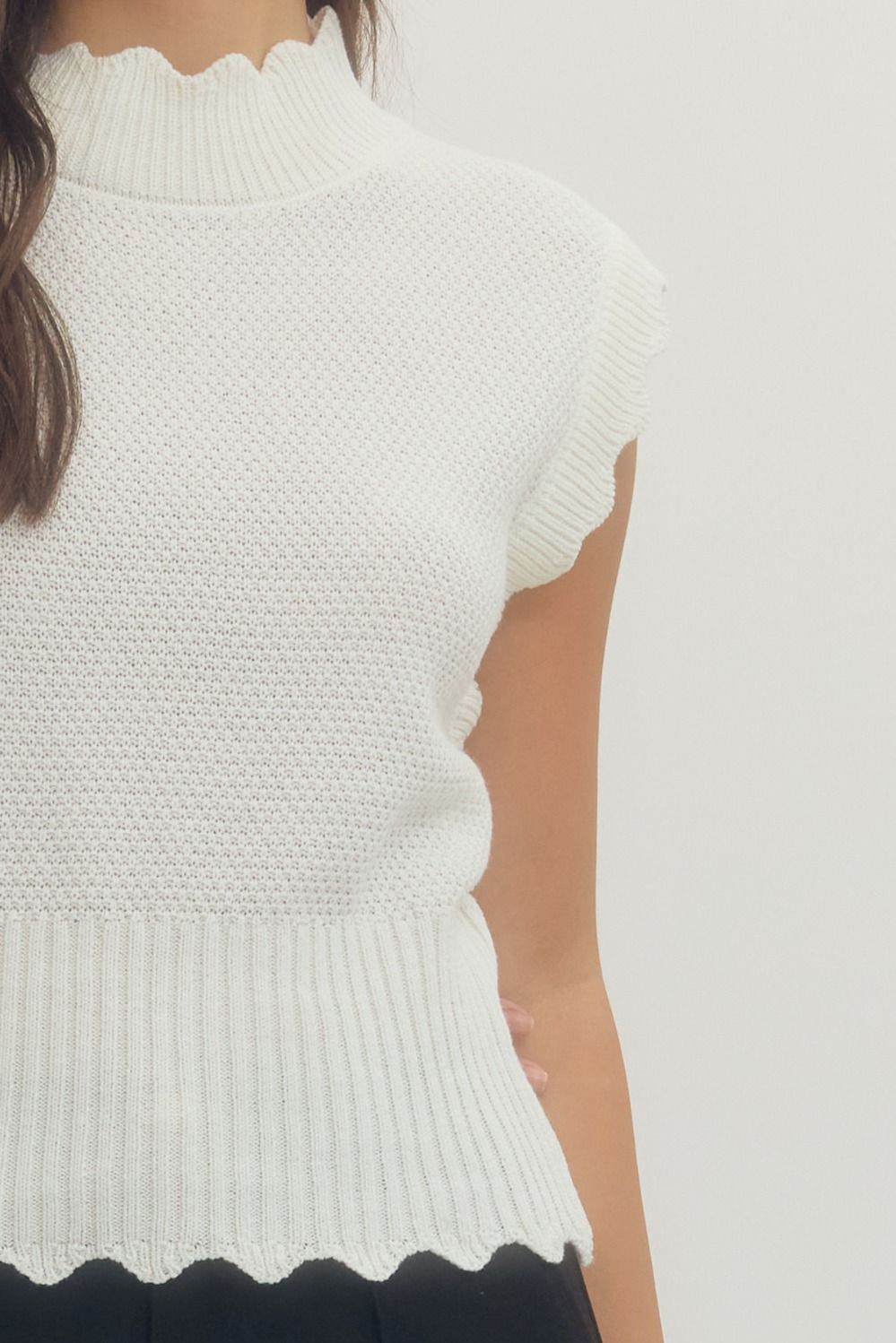 Entro - Scallop Trim Ribbed Waist Top / OFF WHITE